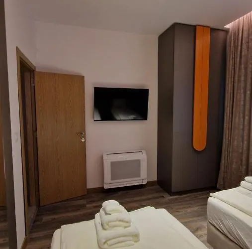 Fs - Family In The Center Of Appartement